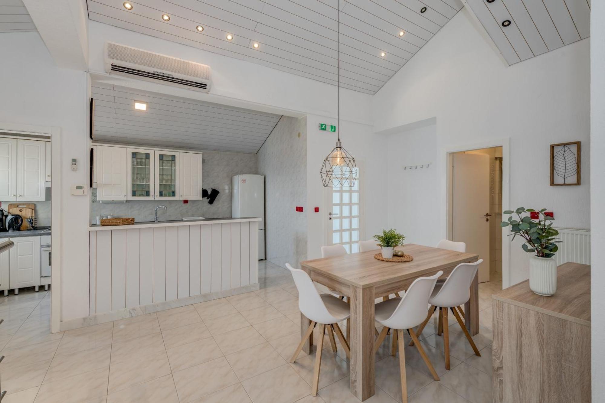 Apartments With Pool Vrdoljak Omiš Pokoj fotografie